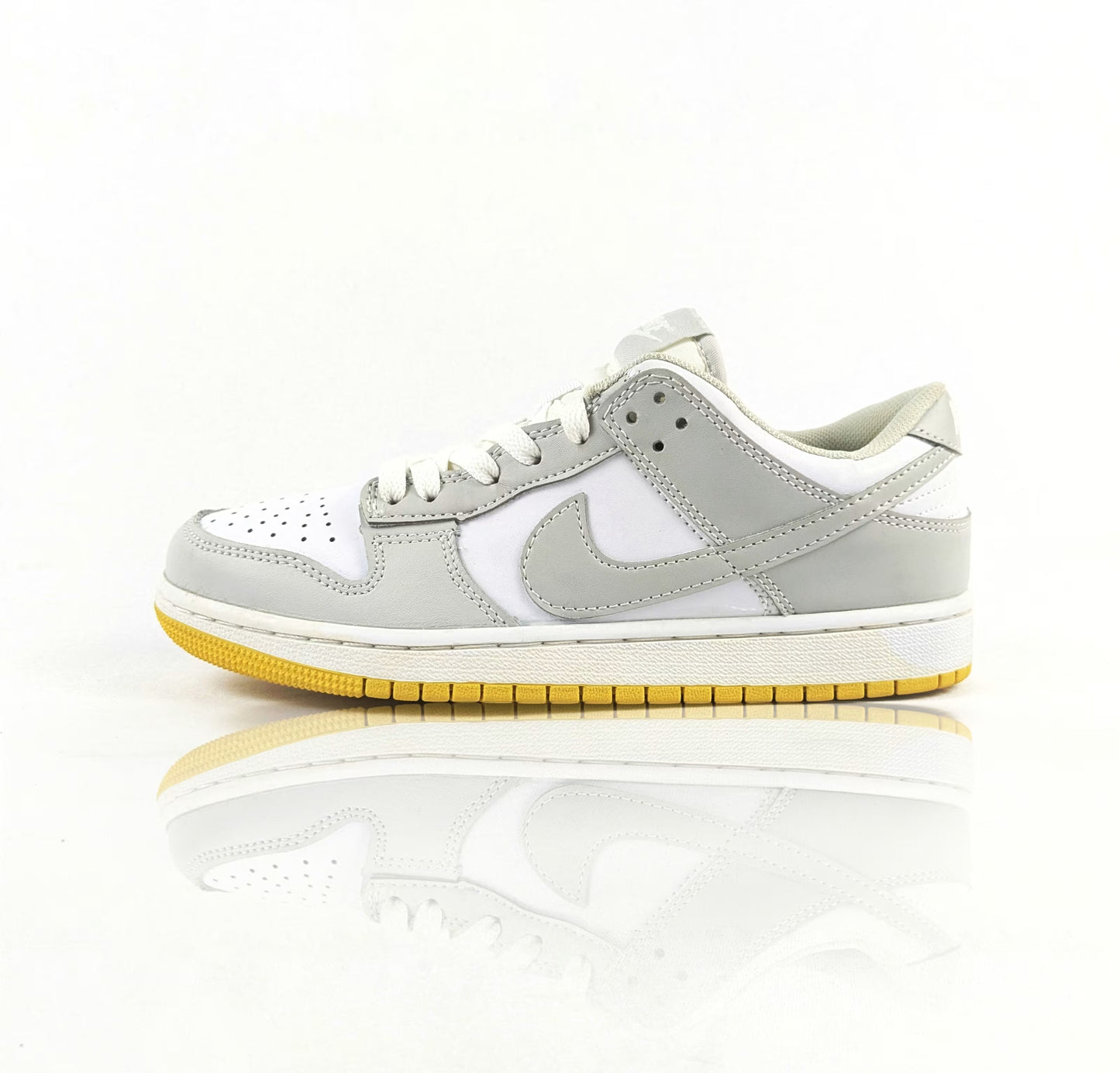 Nike Dunk Low - Overstocked