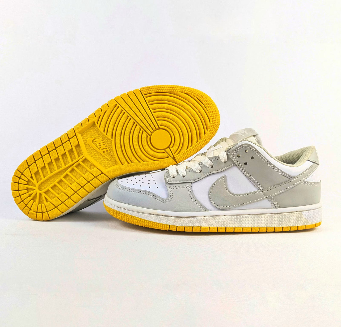 Nike Dunk Low - Overstocked