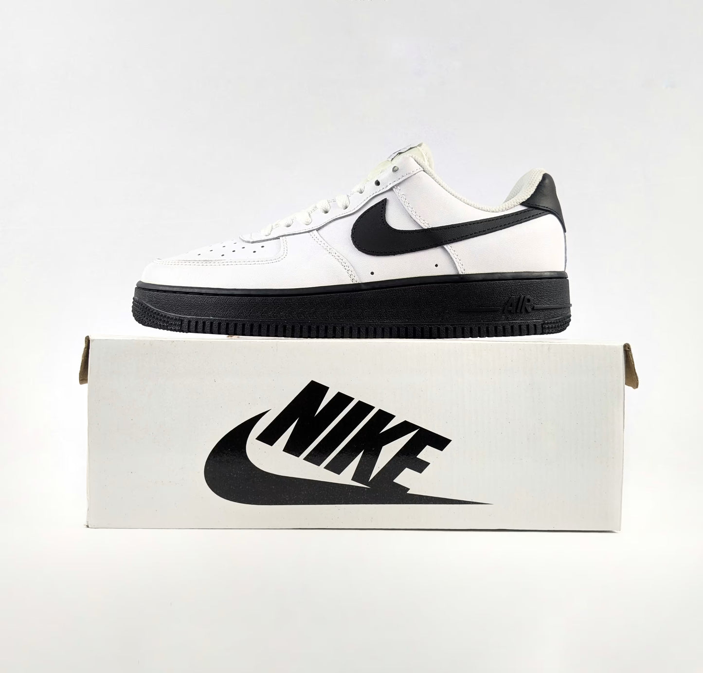 Nike Air Force 1 - Overstocked