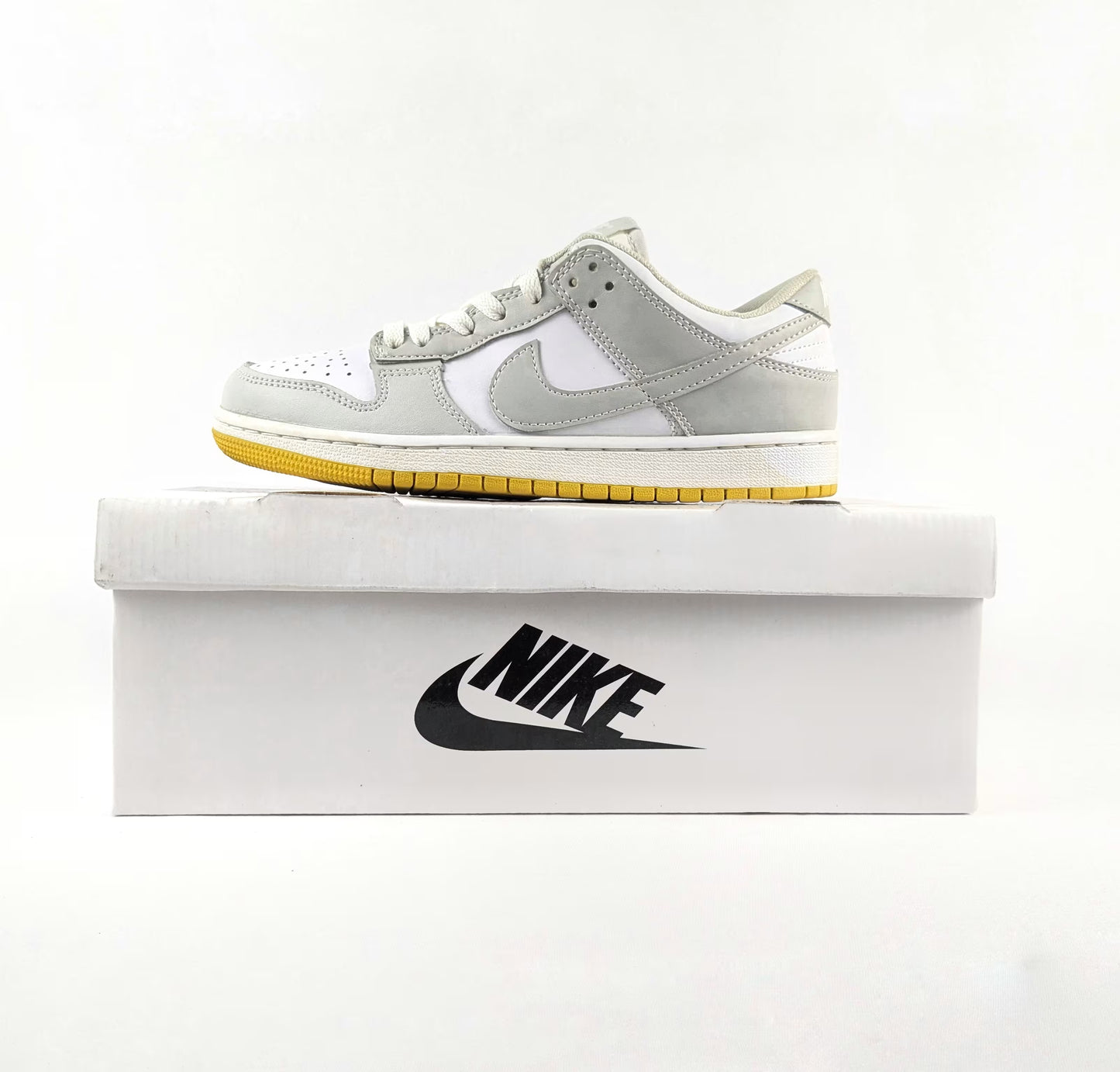 Nike Dunk Low - Overstocked